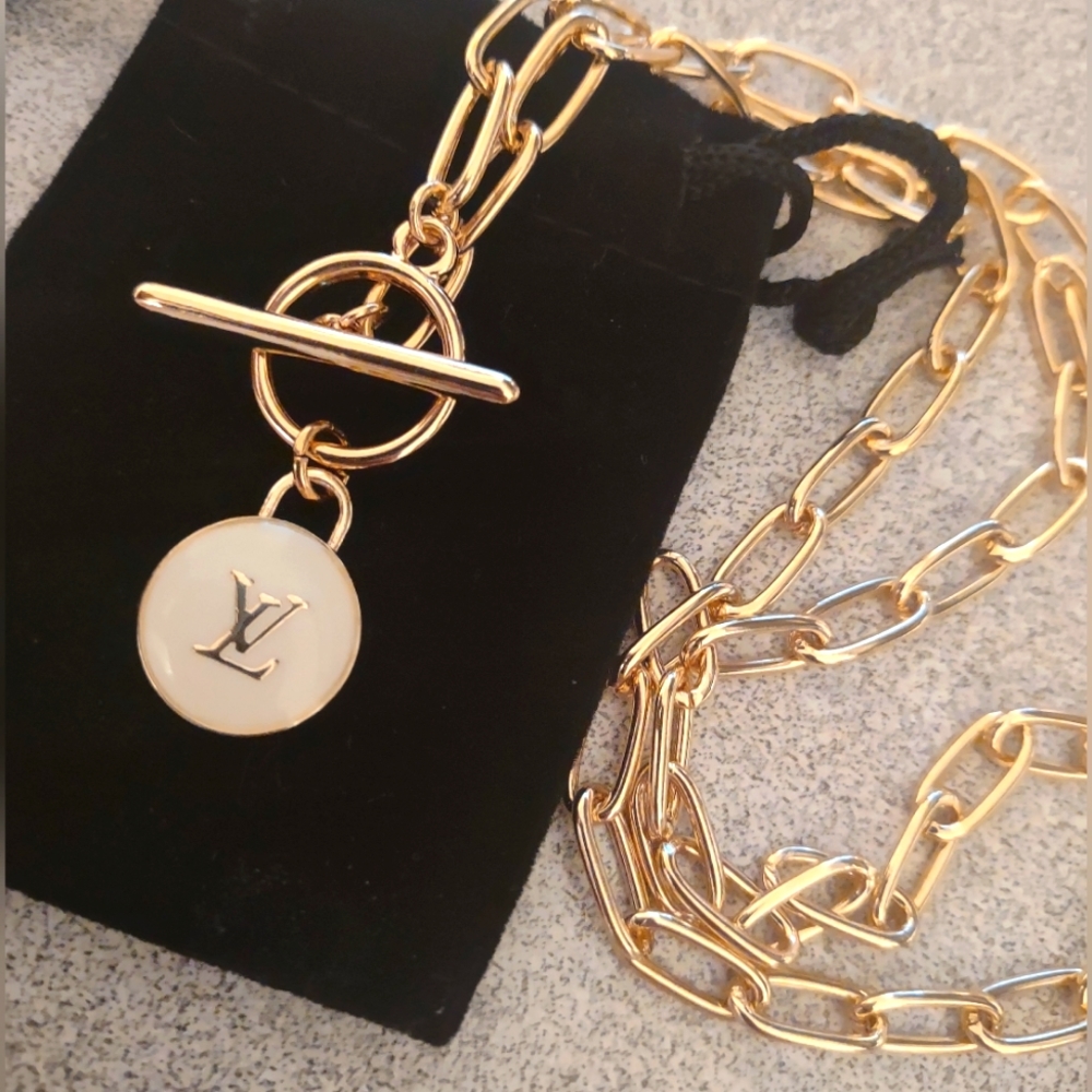 White and gold pendant on Link chain . - Picture 3 of 5